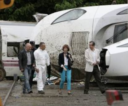 El juez encargado de investigar el accidente del Alvia siniestrado en Santiago de Compostela el pasado 24 de julio, Luis Aláez (i), acompañado de miembros del juzgado, durante una visita al lugar donde se custodia e investiga los vagones y máquinas del tren accidentado. EFE/Archivo