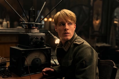 El actor alemán Louis Hofmann interpreta a Werner en 'La luz que no puedes ver'.