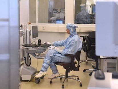 Un empleado trabaja en un laboratorio de la compañía holandesa de equipos de semiconductores ASML