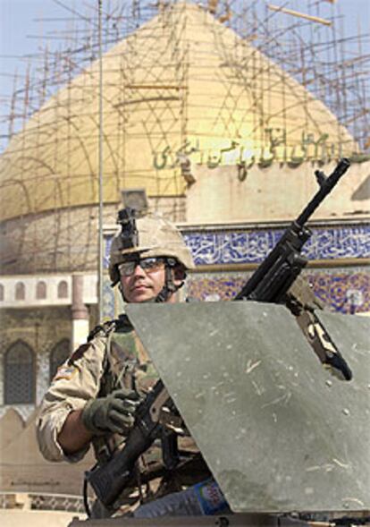 Un tanque de EE UU patrulla cerca de la principal mezquita de Samarra en el tercer día de la mayor incursión en la ciudad.