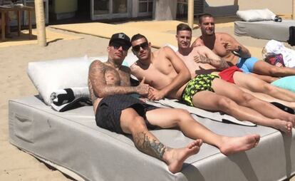 Alexis, Theo Hernandez y Vigaray en una foto publicada en las redes sociales.