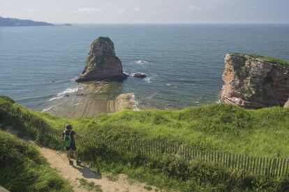 A lo largo de los 25 kilómetros que hay entre Bidart y Hendaya, el <a href="https://www.hendaye-tourisme.fr/" target="_blank"> Sentier Littoral</a> (sendero del litoral), uno de los secretos mejor guardados del País Vasco francés, permite caminar por algunos de los parajes más bellos de la región en paralelo a la costa. La ruta cuenta con ocho puntos de acceso, entre ellos Guéthary y San Juan de Luz, y seis centros de interpretación. Se puede recorrer en su totalidad o reducir el paseo a alguna de sus secciones y luego tomar un autobús o el tren de regreso a Biarritz o San Juan de Luz.