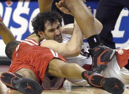 Garbajosa cae al suelo tras disputar un balón con un jugador de los Rockets, durante el partido disputado en el Air Canada Centre de Toronto.