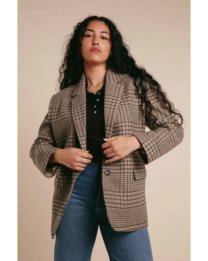 La blazer masculina. “Para el cambio de estación siempre me gustó la idea de tener una chaqueta tipo boyfriend en tweed y de gran tamaño, como el modelo Jacques que diseñamos en Rouje. Combina con todo, te mantiene abrigada pero no es tan grande y pesada como un abrigo”, revela Jeanne Damas a S Moda. La prenda fetiche de la diseñadora francesa y fundadora de Rouje cumple a rajatabla los requisitos de una chaqueta de transición: su corte amplio y masculino permite llevarla sobre todo tipo de prendas, y encaja tanto en un look de diario como para una salida nocturna junto a un vestido. Disponible en seis colores y texturas.