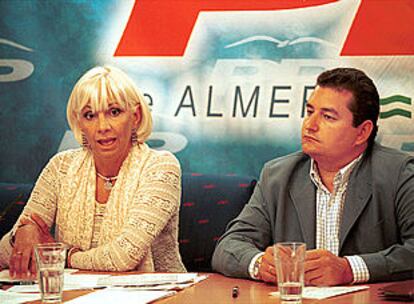Teófila Martínez y Antonio Sanz, ayer, en la sede del PP de Almería.