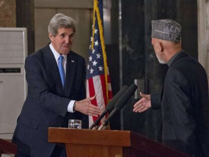 John Kerry (izquierda) y Hamid Karzai se estrechan la mano al final de su rueda de prensa en Kabul.