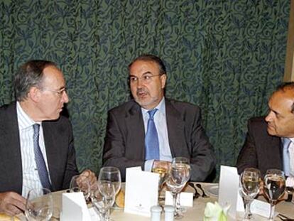 El ministro de Economía, Pedro Solbes, flanqueado por Manuel Pizarro (a la izquierda) y Luis Lada.