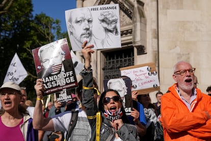 Varias personas asisten este lunes a una protesta frente al Tribunal Superior el día de la audiencia de extradición del fundador de WikiLeaks, Julian Assange, en Londres.