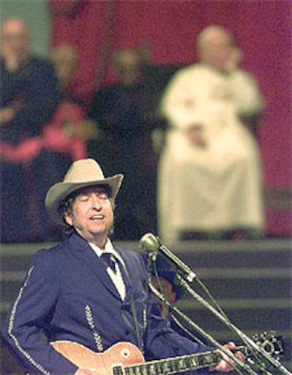 Bob Dylan durante el concierto que ofreció en Polonia en 1997.