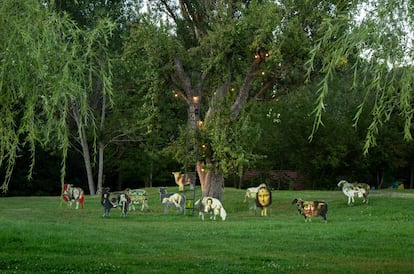 Las ovejas-cuadro de Antonio Segura, en la galería de arte al aire libre en el jardín del hotel.