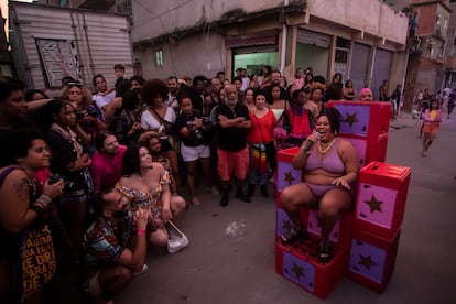 La artista Jaqueline Andrade, en el centro, se presenta durante un espectáculo artístico LGBT+ titulado la Noche de las Estrellas, en el complejo Mare Favela, en Río de Janeiro, Brasil, el domingo.
