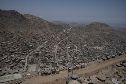 Vista de una zona del distrito de Villa María del Triunfo desde el asentamiento 30 de Octubre. Aquí no llega la red pública de agua y los vecinos son abastecidos por camiones cisternas. Y aquí también el saldo de datos de internet es como el agua: cuesta mucho y se gasta rápido. La situación es semejante en cientos de poblados con pobreza urbana.