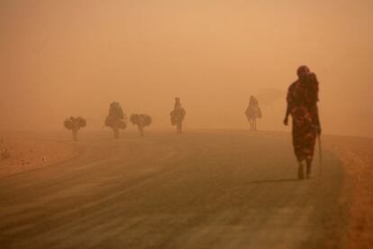 Desplazados internos caminan junto a burros durante una tormenta de arena fuera del campo de refugiados de Zam Zam, en el norte de Darfur, Sudán. El país africano vive el tercer día consecutivo de elecciones presidenciales y legislativas. El norte vive los comicios más pendiente del referéndum sobre su independencia del próximo año.