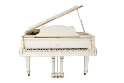 El piano blanco de Elvis Presley valorado en 783.00 euros se ha puesto hoy al alcance del mejor postor como parte de una subasta con más de 270 recuerdos del <i>rey del rock</i>. El piano de cola fabricado por la casa Knabe fue tocado por artistas como W.C. Handy, Duke Ellington, Count Basie y Cab Calloway antes de que Presley lo adquiriera en 1957.