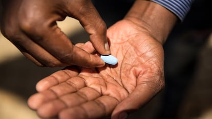 Un hombre sostenía una pastilla PrEP, en 2017 en Soweto, Sudáfrica.