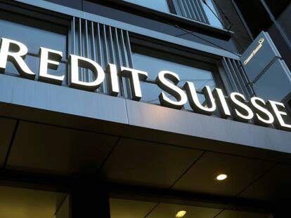 Logotipo de Credit Suisse en una oficina de Suiza