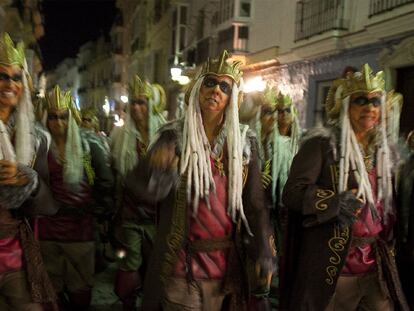 La comparsa Los Príncipes camino del Gran Teatro Falla de Cádiz.