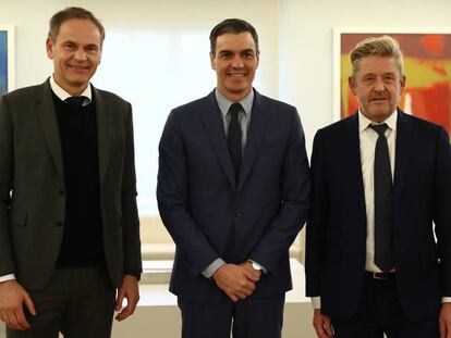 Oliver Blume, CEO de Volkswagen; Pedro Sánchez, presidente del Gobierno; y Wayne Griffiths, presidente de Seat.