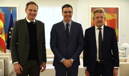 Oliver Blume, CEO de Volkswagen; Pedro Sánchez, presidente del Gobierno; y Wayne Griffiths, presidente de Seat.