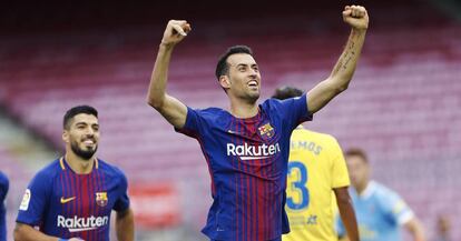 El centrocampista del Barcelona Sergio Busquets celebra su gol.