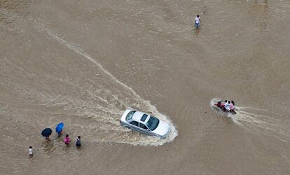 Inundaciones en la localidad china de Wenling después de las fuertes lluvias provocadas por el tifón Soudelor.