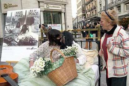 Dos voluntarios de Acción Alternativa emularon ayer a John Lennon y a Yoko Ono en Granada.