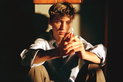 Con camisa y pantalón Prada, Troye Sivan posa para ICON.