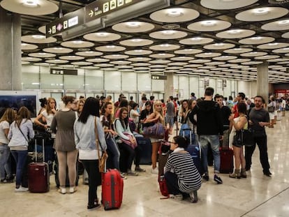 Pasajeros en la terminal T4 del Adolfo Suárez Madrid-Barajas, en una imagen de archivo.