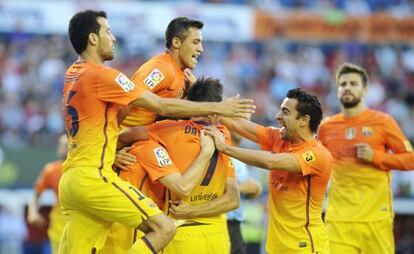 Los jugadores del Barça celebran el segundo gol de Messi.