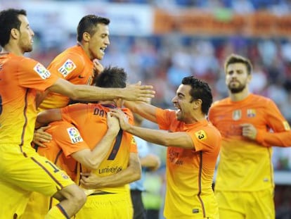 Los jugadores del Barça celebran el segundo gol de Messi.