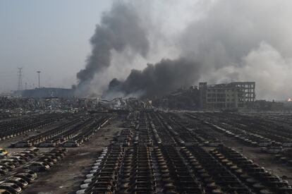 -- AFP PICTURES OF THE YEAR 2015 --
Smoke billows behind rows of burnt out cars at the site of a series of explosions in Tianjin, northern China on August 13, 2015. A series of massive explosions at a warehouse in the northern Chinese port city of Tianjin killed 17 people, state media reported August 13, as witnesses described a fireball from the blasts ripping through the night sky. AFP PHOTO / GREG BAKER