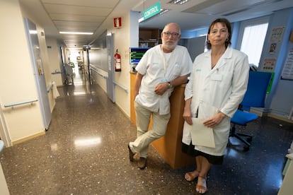 La directora del Hospital Obispo Polanco de Teruel, Ana Garzarán (derecha), y el subdirector, Rafael Gómez, en el interior del centro.