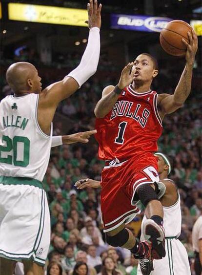 Derrick Rose entra a canasta pese a la oposición de Ray Allen.