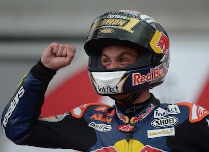 Sandro Cortese celebra la victoria en Sepang y el título de Moto 3.