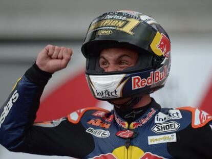 Sandro Cortese celebra la victoria en Sepang y el título de Moto 3.