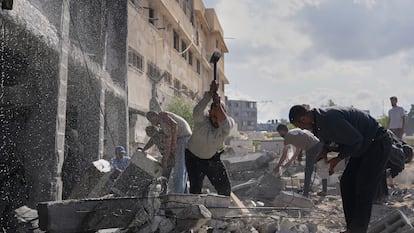 Varios palestinos trabajan entre los escombros de una mezquita en Deir el Balah tras un ataque israelí este lunes.
