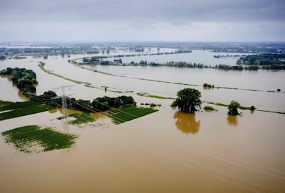 Vista aérea que muestra el alto nivel del agua cerca de la aldea de Aasterberg, en Limburgo, mientras el Mosa se desborda tras las fuertes lluvias del 16 de julio de 2021. El número de muertos por las devastadoras inundaciones en Europa se elevó al menos a 126, la mayoría en el oeste de Alemania, donde los equipos de emergencia buscaban frenéticamente a los desaparecidos. 