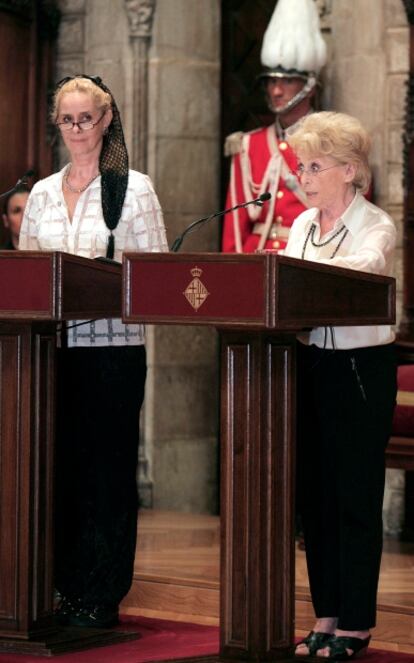 Vicky Peña, a la izquierda, y Montserrat Carulla durante el pregón de la Mercè.