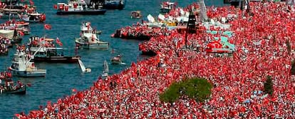 Cientos de miles de turcos se manifiestan ayer en Izmir a favor de una Turquía laica.