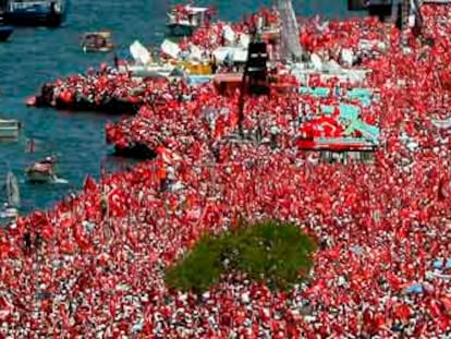 Cientos de miles de turcos se manifiestan ayer en Izmir a favor de una Turquía laica.