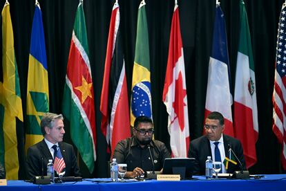 El secretario de Estado de EE UU, Antony Blinken, junto al mandatario de Guyana, Irfaan Ali, y el primer ministro de Jamaica, Andrew Holness, durante la reunión de emergencia celebrada en Jamaica, el lunes 11 de marzo. 
