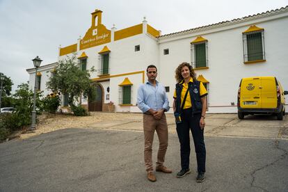 Jorge Delgado, usuario de Correos Cash, con la cartera María del Mar Ramírez en Iznájar (Córdoba).