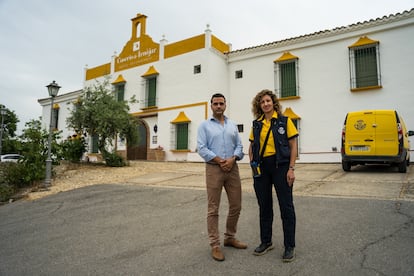 Jorge Delgado, usuario de Correos Cash, con la cartera María del Mar Ramírez en Iznájar (Córdoba).