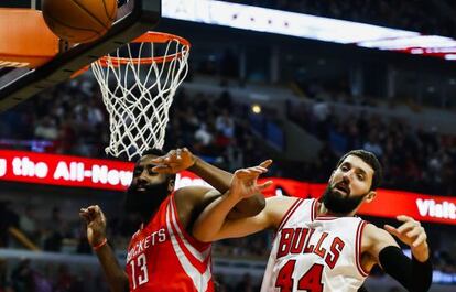 Mirotic, junto a Harden.