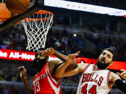 Mirotic, junto a Harden.