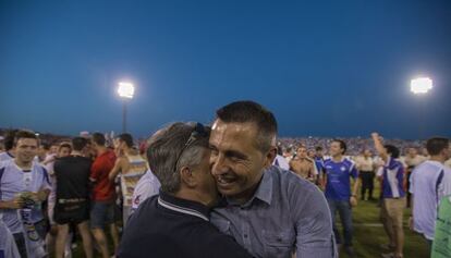 El entrenador del Jaén, Manuel Herrero, es felicitado tras sellar el ascenso a Segunda.