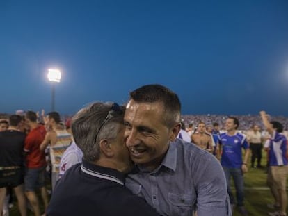 El entrenador del Jaén, Manuel Herrero, es felicitado tras sellar el ascenso a Segunda.