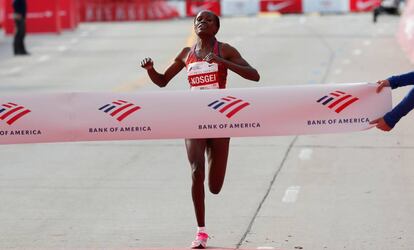 Brigid Kosgei cruza la meta en Chicago.