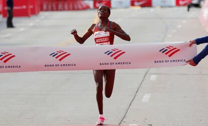 Brigid Kosgei cruza la meta en Chicago.