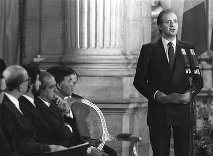 El 1 de enero de 1986, la entonces CEE se convierte en la Europa de los 12 con la entrada de España y Portugal. En la imagen, el Rey Juan Carlos, durante el acto de la firma del Tratado de Adhesión de España a la Comunidad Económica Europea en el Palacio Real de Madrid. A su lado, Felipe González, Fernando Morán y Manuel Marín.